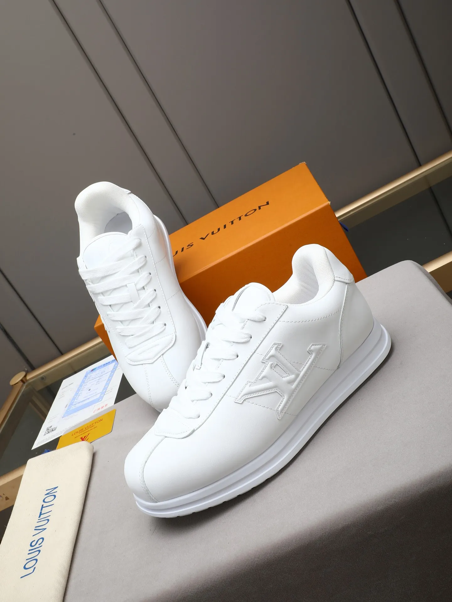PP560 LV Louis Vuitton L Jialu Brand Runner Tatic Series Thick-soled Casual Sports Shoes Running Shoes Original purchase, development and production This LV Runner Tatic sports shoe combines technical materials such as mesh fabric and ribbons to interpret the inspiration of traditional mountaineering shoes. LV letters are written on one side, the lariat buckle of the quick lacing system is embellished with Monogram flowers and Louis Vuitton logos, and the light and wear-resistant rubber outsole completes the whole. ▪️Fabric: Original imported cowhide + mesh ▪️Inner lining: Original customized breathable mesh ▪️Sole: Original open-molded anti-slip rubber combination material ▪️Size: Men's 38-44 (customized for 45 and 46)